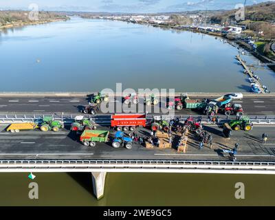 Manifestation de fermiers bloquant l'autoroute A63 (Viaduc Hubert Touya, Bayonne (64100), Pyrénées-Atlantiques (64), Nouvelle Aquitaine, France). Ce mardi 23 janvier 2024, à partir de 6 heures du matin, les agriculteurs des Pyrénées-Atlantiques, à l’appel de la FDSEA 64 et des jeunes agriculteurs, ont organisé des points de blocage aux échangeurs de Bayonne. La circulation est interrompue ce mardi sur cette portion de l’autoroute par des manifestants déterminés. Les manifestations agricoles sont un signe de la crise à laquelle est confronté le secteur agricole en France et en Europe. Banque D'Images