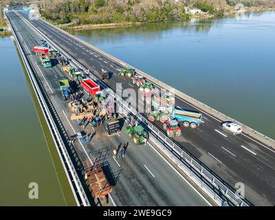 Manifestation de fermiers bloquant l'autoroute A63 (Viaduc Hubert Touya, Bayonne (64100), Pyrénées-Atlantiques (64), Nouvelle Aquitaine, France). Ce mardi 23 janvier 2024, à partir de 6 heures du matin, les agriculteurs des Pyrénées-Atlantiques, à l’appel de la FDSEA 64 et des jeunes agriculteurs, ont organisé des points de blocage aux échangeurs de Bayonne. La circulation est interrompue ce mardi sur cette portion de l’autoroute par des manifestants déterminés. Les manifestations agricoles sont un signe de la crise à laquelle est confronté le secteur agricole en France et en Europe. Banque D'Images