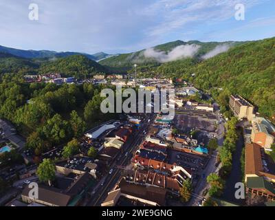 Lueur aérienne matinale au-dessus de Gatlinburg Mountain Town et Valley Banque D'Images