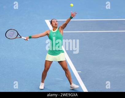 Melbourne, Australie. 24 janvier 2024. Zheng Qinwen, de Chine, sert lors du quart de finale féminin contre Anna Kalinskaya, de Russie, au tournoi de tennis Open d'Australie à Melbourne, en Australie, le 24 janvier 2024. Crédit : Ma Ping/Xinhua/Alamy Live News Banque D'Images