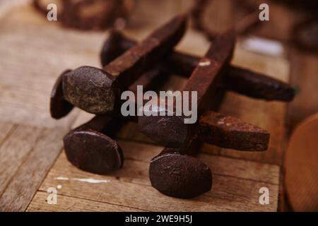 Pointes de chemin de fer rouillées sur texture en bois - Vintage industriel Close-up Banque D'Images