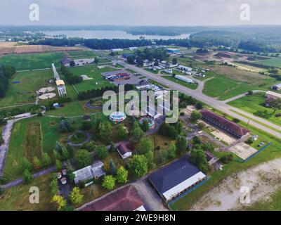 Vue aérienne du parc d'attractions abandonné et du paysage rural dans l'Indiana Banque D'Images