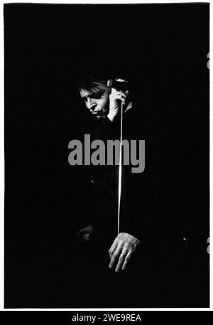 GARY NUMAN, CONCERT, 2004 : la légende de la musique Gary Numan joue au Barfly Club à Cardiff, pays de Galles, Royaume-Uni le 4 mars 2000. Photo : Rob Watkins. INFO : Gary Numan, né en 1958, est un musicien anglais pionnier. Émergeant à la fin des années 70, son son électronique et industriel, incarné dans des tubes comme Cars et des albums comme The Pleasure Principle, a influencé les genres New wave et synth-pop, laissant un impact durable sur le paysage musical. Banque D'Images