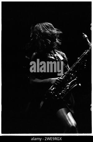 THE ZUTONS, CONCERT, 2005 : ABI Harding, saxophoniste (saxophone) et choriste avec LES ZUTONS, joue le soutien REM au Millennium Stadium de Cardiff le 10 2005 juillet. Photographie : ROB WATKINS. INFO : The Zutons, un groupe de rock indépendant britannique formé en 2001, a livré un son distinctif mêlant rock, soul et funk. Leur hit 'Valerie' a gagné une renommée internationale. Des albums comme 'Who Killed... Les Zutons ? » a présenté leur approche énergique et floue du genre, contribuant à la scène musicale indie du milieu des années 2000. Banque D'Images