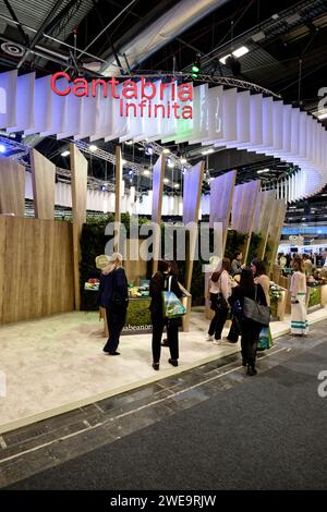 Madrid, Espagne. 24 janvier 2024. FITUR la Foire internationale du tourisme d'Espagne 2024. Stand de la Communauté autonome de Cantabrie. IFEMA, Madrid, Espagne. Crédit : EnriquePSans/Alamy Live News Banque D'Images