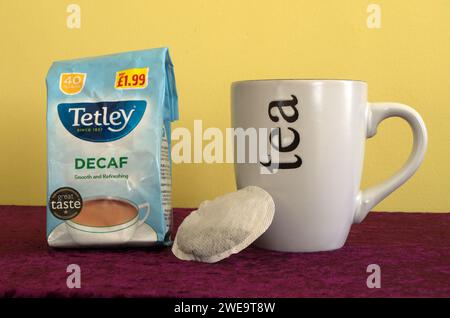 Paquet de sachets de thé décaféinés ou décaféinés Tetley avec une tasse, Royaume-Uni Banque D'Images