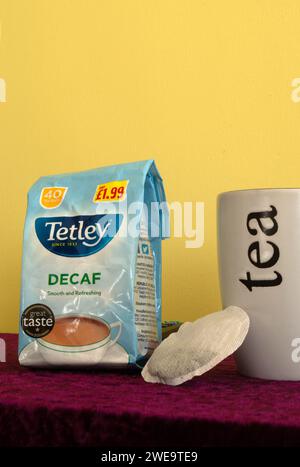 Paquet de sachets de thé décaféinés ou décaféinés Tetley avec une tasse, Royaume-Uni Banque D'Images