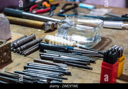 Fabrication artisanale de bijoux. Bureau de travail avec outils professionnels. Vue de dessus. EQUIPEMENT de travail manuel fabrication de bijouterie Banque D'Images