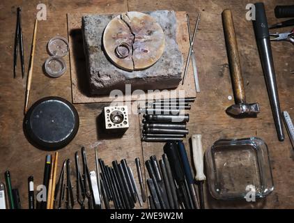 Fabrication artisanale de bijoux. Bureau de travail avec outils professionnels. Vue de dessus. EQUIPEMENT de travail manuel fabrication de bijouterie Banque D'Images