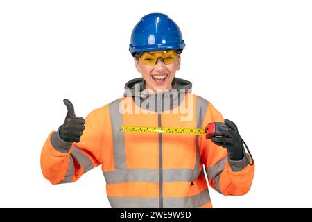 Femme dans le casque de sécurité bleu et vêtements de protection orange géomètre vérifiant et heureux après avoir mesuré la longueur sur fond blanc. Young Pretty Banque D'Images