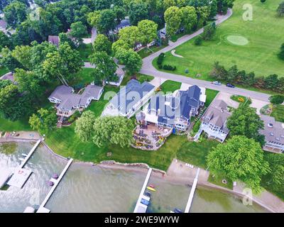 Vue aérienne des riches maisons au bord du lac avec terrain de golf Banque D'Images