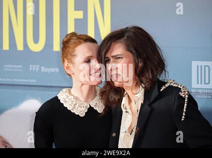 v.l. Karoline Herfurth mit Nora Tschirner waehrend der Welt-Filmpremiere Eine million Minuten unter der Regie von Christopher Doll im Zoo Palast, Berlin-Charlottenburg-Wilmersdorf, Deutschland, Europa, 23.01.2024. *** V l Karoline Herfurth avec Nora Tschirner lors de la première mondiale du film un million de minutes réalisé par Christopher Doll au Zoo Palast, Berlin Charlottenburg Wilmersdorf, Allemagne, Europe, 23 01 2024 Banque D'Images