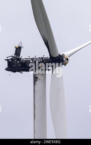 Greifswald, Allemagne. 24 janvier 2024. La nacelle d’une éolienne près de Greifswald a été détruite par un incendie mardi (23.01.2023), une éolienne près de Greifswald et une autre près de Demmin ont pris feu. Les pompiers ont dû laisser brûler les nacelles de manière contrôlée. Selon la police, des défauts techniques en étaient la cause. Crédit : Stefan Sauer/dpa/Alamy Live News Banque D'Images