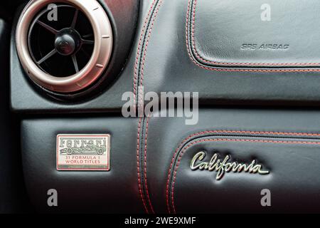 Ferrari California gros plan de l'écusson du tableau de bord de Californie et de la plaque des gagnants F1 Banque D'Images