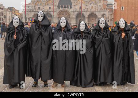 Masque traditionnel et costume au Carnaval annuel de Venise. Italie 20 février 2023. Banque D'Images