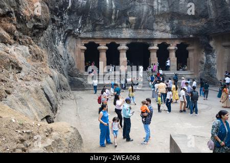 Mumbai, Maharashtra, Inde, touristes indiens visitant le temple de l'île Elephanta, Editorial seulement. Banque D'Images