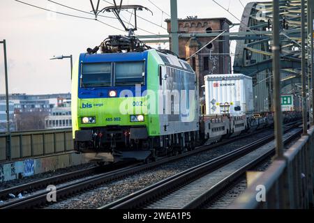 Train de marchandises sur la Suedbruecke, pont ferroviaire sur le Rhin au sud de Cologne, Allemagne. Gueterzug auf der Suedbruecke, Eisenbahnbruecke ueb Banque D'Images