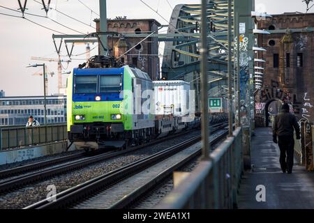 Train de marchandises sur la Suedbruecke, pont ferroviaire sur le Rhin au sud de Cologne, Allemagne. Gueterzug auf der Suedbruecke, Eisenbahnbruecke ueb Banque D'Images