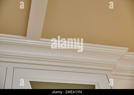 Moulure de couronne élégante et détail de cadre de porte dans l'intérieur de la maison Banque D'Images