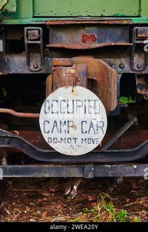 Panneau de sécurité de wagon occupé avec accouplement rouillé, chantier de chemin de fer industriel Banque D'Images