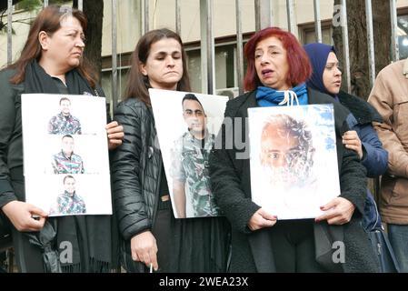 Beyrouth, Liban. 23 janvier 2024. Les familles des victimes du port BLAST du 4 2020 août réclament justice pour leurs proches devant le Palais de Justice à Beyrouth, au Liban, le 23 2024 janvier. Près de quatre ans après l'incident, la vérité sur ce qui s'est passé n'est pas encore venue. Les familles des victimes accusent l'Iran - soutenu par la milice chiite du Hezbollah d'entraver le cours de la justice. (Photo Elisa Gestri/Sipa USA) crédit : SIPA USA/Alamy Live News Banque D'Images