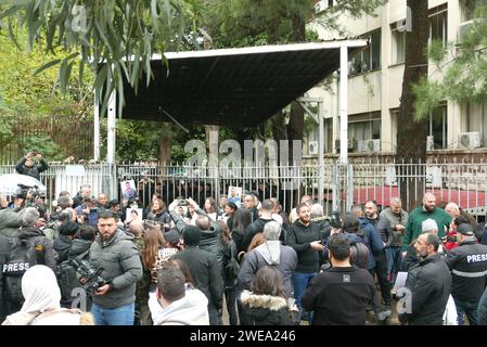 Beyrouth, Liban. 23 janvier 2024. Les familles des victimes du port BLAST du 4 2020 août réclament justice pour leurs proches devant le Palais de Justice à Beyrouth, au Liban, le 23 2024 janvier. Près de quatre ans après l'incident, la vérité sur ce qui s'est passé n'est pas encore venue. Les familles des victimes accusent l'Iran - soutenu par la milice chiite du Hezbollah d'entraver le cours de la justice. (Photo Elisa Gestri/Sipa USA) crédit : SIPA USA/Alamy Live News Banque D'Images