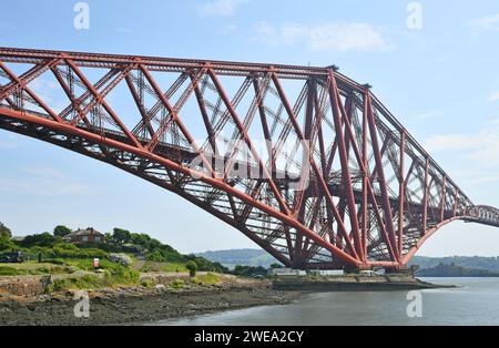 Forth Bridge ou Forth Rail Bridge à travers le Firth of Forth, en Écosse Banque D'Images