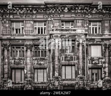 Budapest, Hongrie, 17 mars 2020 vue de la partie supérieure d'un bâtiment avec sculpture architecturale Banque D'Images