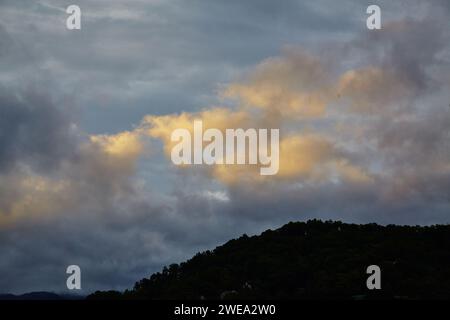 Dawn Skies spectaculaire sur Smoky Mountains Silhouette Banque D'Images