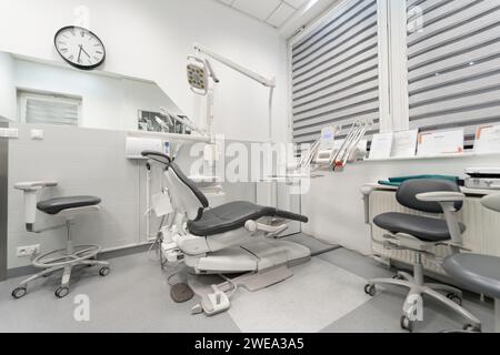 Fauteuil dentaire et appareil à rayons X pour radiographie dentaire au cabinet dentaire. Banque D'Images