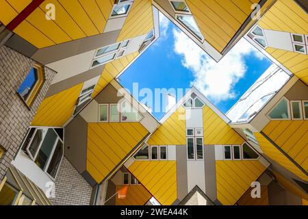 Vue vers le haut du cube jaune emblématique des maisons Kijk-Kubus de Piet Blom à Rotterdam contre un ciel bleu avec des nuages Banque D'Images