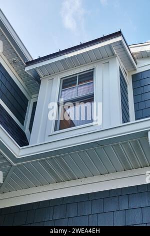 Détail de la baie vitrée sur la maison côté bleu et gris, vue vers le haut Banque D'Images