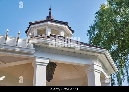 Détails traditionnels du toit de la maison et Weathervane contre le ciel bleu Banque D'Images