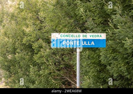 A Ponte Ulla, Espagne. Panneau indiquant les directions à Concello de Vedra et Ponte Ulla Banque D'Images