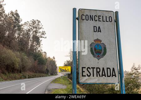 A Ponte Ulla, Espagne. Panneau indiquant les directions à Concello da Estrada Banque D'Images