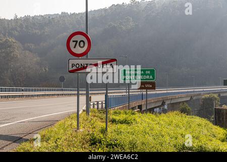 A Ponte Ulla, Espagne. Panneau routier indiquant les directions vers la province de Pontevedra et la rivière Ulla Banque D'Images