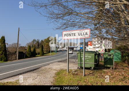 A Ponte Ulla, Espagne. Panneau indiquant les directions vers le village de Ponte Ulla Banque D'Images