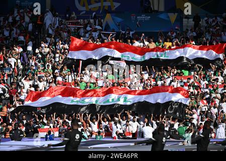 Doha. 24 janvier 2024. Les supporters de l'équipe Irak se réjouissent lors du match du groupe D entre l'Irak et le Vietnam à la coupe d'Asie AFC Qatar 2023 au stade Jassim Bin Hamad à Doha, Qatar, le 24 2024 janvier. Crédit : Sun Fanyue/Xinhua/Alamy Live News Banque D'Images