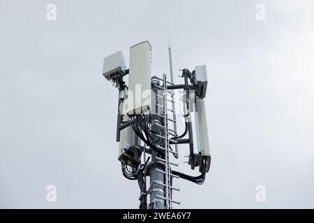 Duesseldorf, Allemagne. 24 janvier 2024. Un mât de téléphonie mobile de la société de télécommunications Vodafone avec des antennes de téléphonie mobile pour LTE (allongée) et 5G (carrée) se dresse sur le toit d'un garage de stationnement. Crédit : Rolf Vennenbernd/dpa/Alamy Live News Banque D'Images