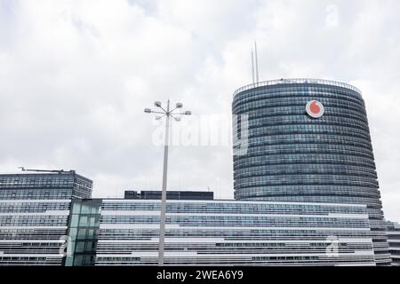 Duesseldorf, Allemagne. 24 janvier 2024. Vue du siège de l'opérateur de téléphonie mobile Vodafone, le Campus Vodafone. Crédit : Rolf Vennenbernd/dpa/Alamy Live News Banque D'Images