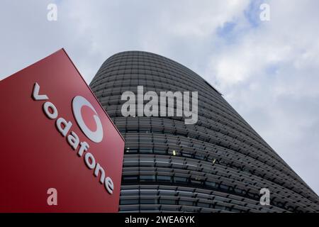 Duesseldorf, Allemagne. 24 janvier 2024. Vue du siège de l'opérateur de téléphonie mobile Vodafone, le Campus Vodafone. Crédit : Rolf Vennenbernd/dpa/Alamy Live News Banque D'Images