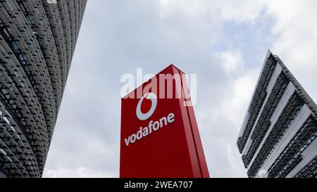 Duesseldorf, Allemagne. 24 janvier 2024. Vue du siège de l'opérateur de téléphonie mobile Vodafone, le Campus Vodafone. Crédit : Rolf Vennenbernd/dpa/Alamy Live News Banque D'Images