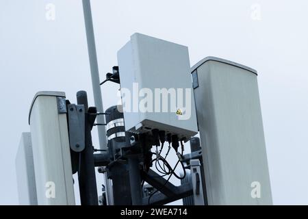 Duesseldorf, Allemagne. 24 janvier 2024. Un mât de téléphonie mobile de la société de télécommunications Vodafone avec des antennes de téléphonie mobile pour LTE (allongée) et 5G (carrée) se dresse sur le toit d'un garage de stationnement. Crédit : Rolf Vennenbernd/dpa/Alamy Live News Banque D'Images