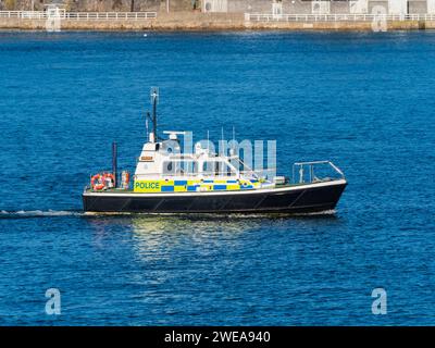 Devonport Ministère de la Défense Marine Unit 15 mètres lancement de police Sword en patrouille dans l'estuaire Hamoaze du Tamar Banque D'Images