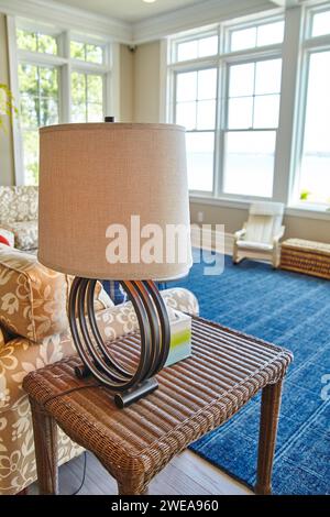 Décor confortable de salon avec vue sur le lac et lampe moderne Banque D'Images
