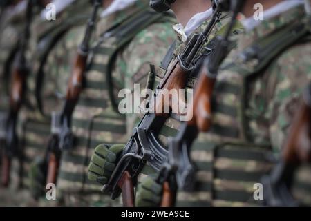 Bucarest, Roumanie - 24 janvier 2024 : Détails avec un soldat de l'armée roumaine tenant un fusil d'assaut AK 47 lors d'une cérémonie militaire au Monument Banque D'Images