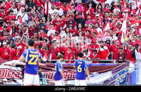 Doha. 24 janvier 2024. Les supporters de l'Indonésie réagissent lors du match du Groupe D entre le Japon et l'Indonésie à la coupe d'Asie AFC Qatar 2023 au stade Al Thumama à Doha, Qatar, le 24 2024 janvier. Crédit : Ding Ting/Xinhua/Alamy Live News Banque D'Images