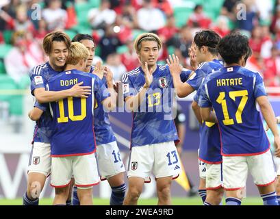 Doha. 24 janvier 2024. Les joueurs du Japon célèbrent les points lors du match du groupe D entre le Japon et l’Indonésie à la coupe d’Asie AFC Qatar 2023 au stade Al Thumama à Doha, Qatar, le 24 2024 janvier. Crédit : Ding Ting/Xinhua/Alamy Live News Banque D'Images