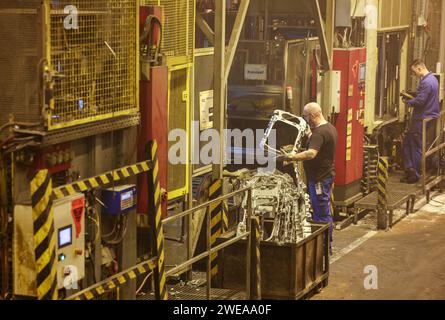 Annaberg Buchholz, Allemagne. 24 janvier 2024. Les employés de Handtmann Leichtmetallgießerei Annaberg GmbH travaillent sur une machine de moulage sous pression. 328 employés produisent 60 000 tonnes de pièces moulées spéciales sur le site des Monts Ore, principalement pour l'industrie automobile. Fondée en 1926 sous le nom de fonderie DKW, des pièces pour motos MZ ont été fabriquées ici à l'époque de la RDA. Après la réunification, la société a été reprise par le groupe Handtmann de Biberach et a continué à s'étendre. Crédit : Jan Woitas/dpa/Alamy Live News Banque D'Images