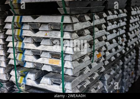 Annaberg Buchholz, Allemagne. 24 janvier 2024. Les lingots d'aluminium sont installés dans les locaux de Handtmann Leichtmetallgießerei Annaberg GmbH. 328 employés produisent 60 000 tonnes de pièces moulées spéciales, principalement pour l'industrie automobile, sur le site des Monts du minerai. Fondée en 1926 en tant que fonderie DKW, des pièces pour motos MZ ont été fabriquées ici à l'époque de la RDA. Après la réunification, la société a été reprise par le groupe Handtmann de Biberach et a continué à s'étendre. Crédit : Jan Woitas/dpa/Alamy Live News Banque D'Images